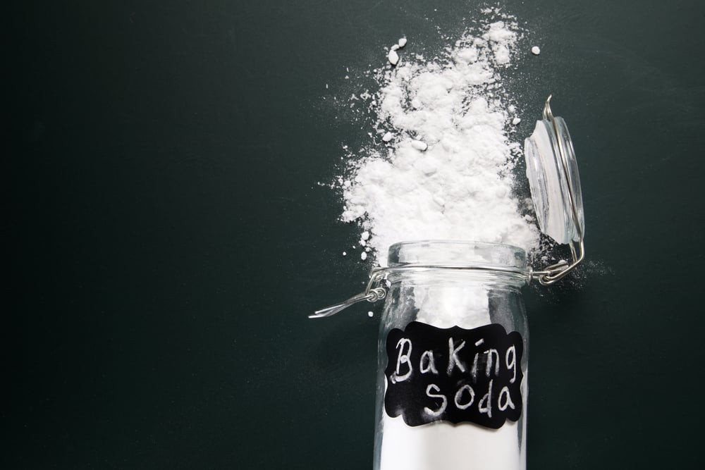 Baking soda dạng bột mịn được thêm vào hỗn hợp bánh để tạo tác dụng của baking soda trong làm bánh