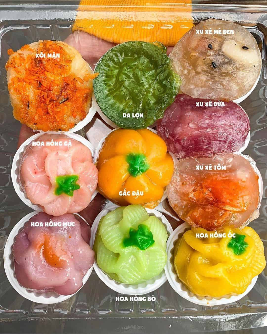 Bàn trưng bày các loại bánh mặn ngọt Thanh Đan đa dạng tại tiệm