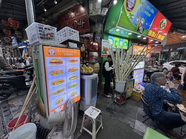 Bảng giá bánh mì Tâm Béo hiển thị các loại nhân đa dạng và mức giá phải chăng cho thực khách Hà Nội.