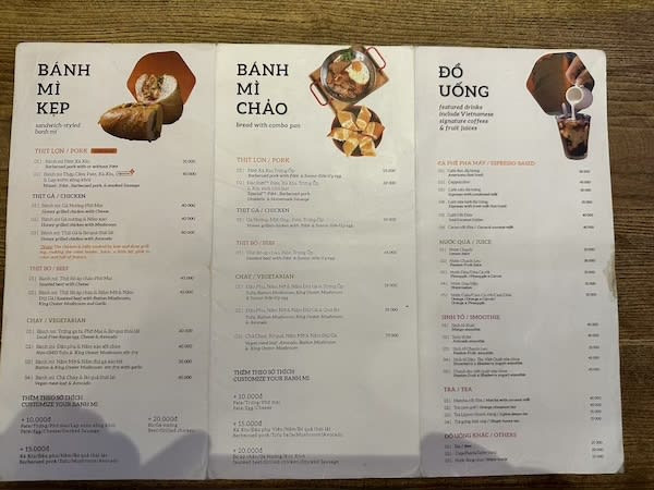 Bảng thực đơn đa dạng các loại bánh mì tại Bánh Mì 25, từ truyền thống đến chay.