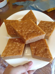 Bánh bò Cao Bằng nướng chảo không dầu, vàng giòn bên ngoài, mềm xốp bên trong