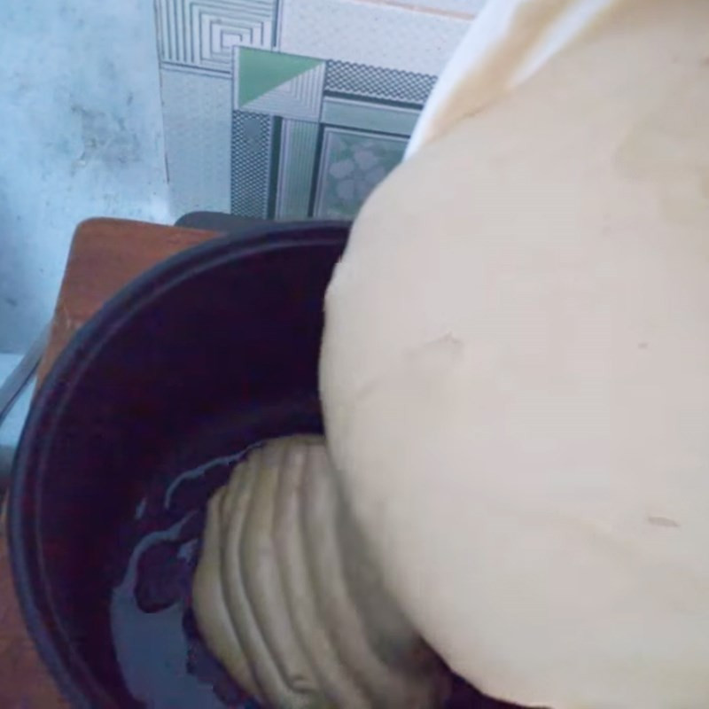 Bánh bông lan cà phê đang được nướng trong nồi cơm điện