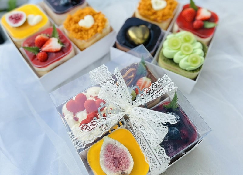 Bánh bông lan cuộn kem tươi hấp dẫn của Vị Ngọt Bakery Đà Lạt