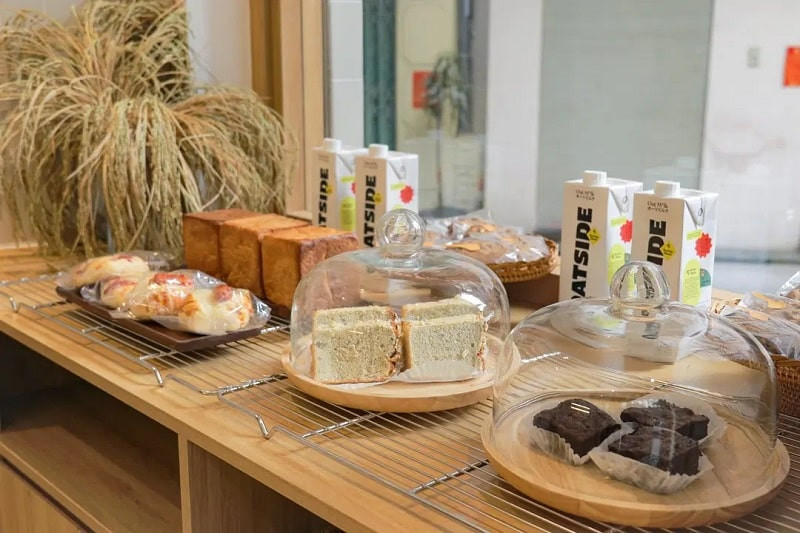 Bánh bông lan phủ chà bông và trứng muối từ Củi Bakery Đà Lạt