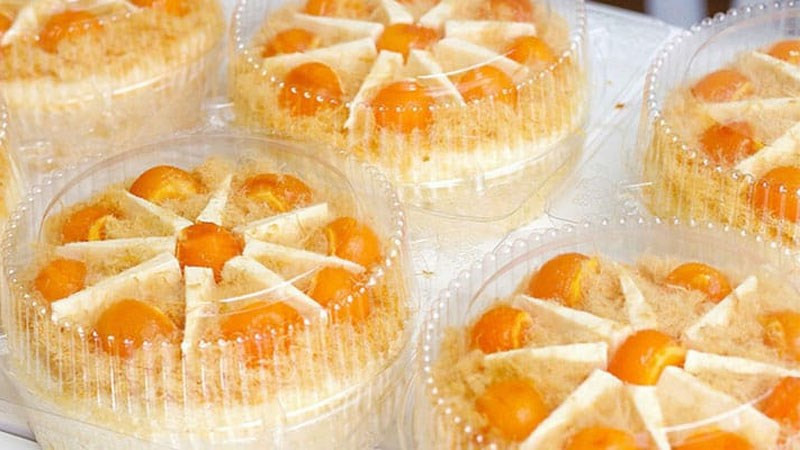 Bánh bông lan trứng muối được bọc kín cẩn thận đặt vào tủ lạnh