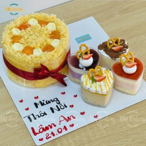Bánh bông lan trứng muối hình trái tim với set mousse