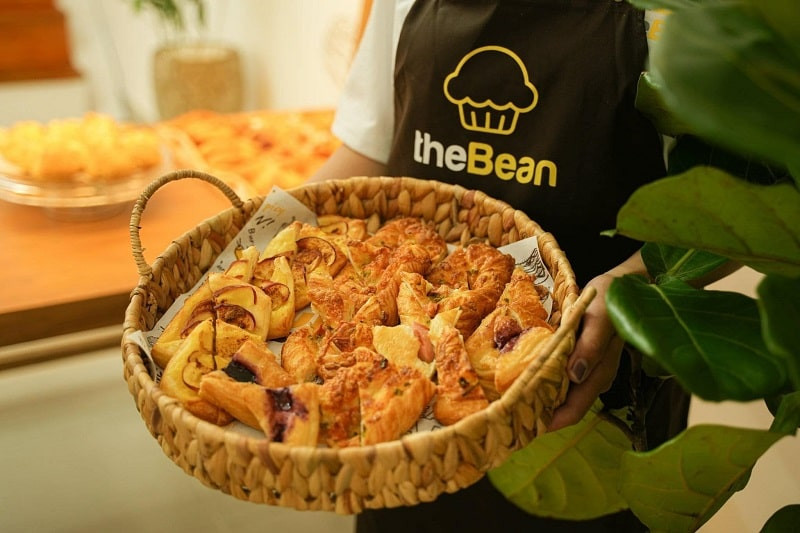 Bánh bông lan trứng muối mềm xốp tại The Bean Bakery Đà Lạt