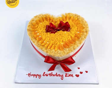 Bánh bông lan trứng muối phong phú topping phô mai và chà bông