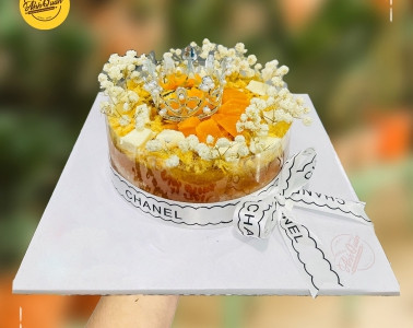 Bánh bông lan trứng muối phủ chà bông và trứng muối cắt đôi