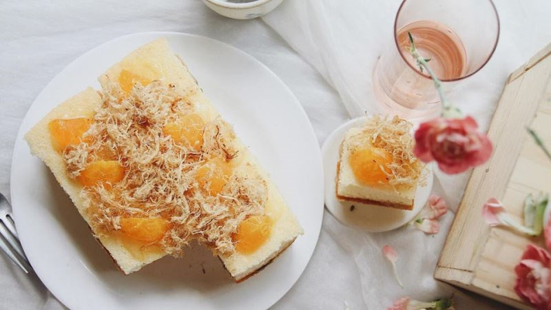 Bánh bông lan trứng muối tươi ngon chuẩn bị được cất giữ