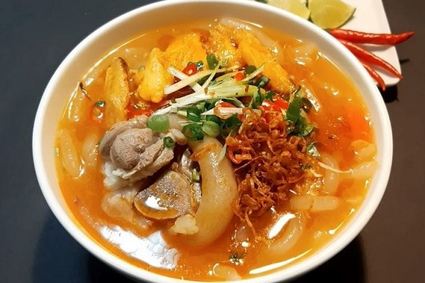 Bánh canh cua giò heo đậm đà hương vị