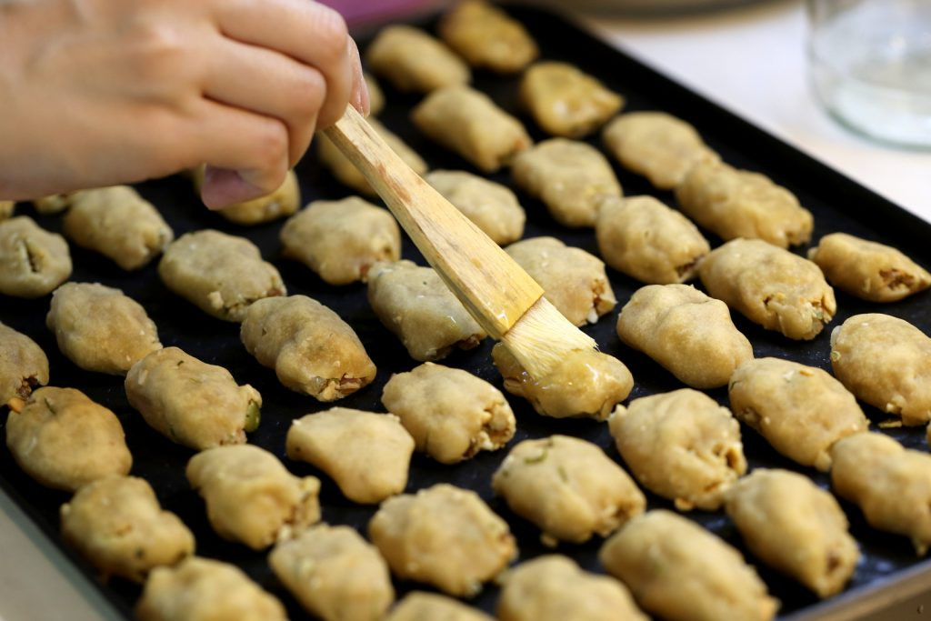 Bánh chả lá chanh sau khi nướng sơ và phết trứng