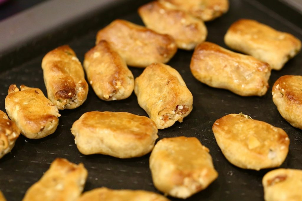 Bánh chả lá chanh truyền thống đã nướng vàng ươm