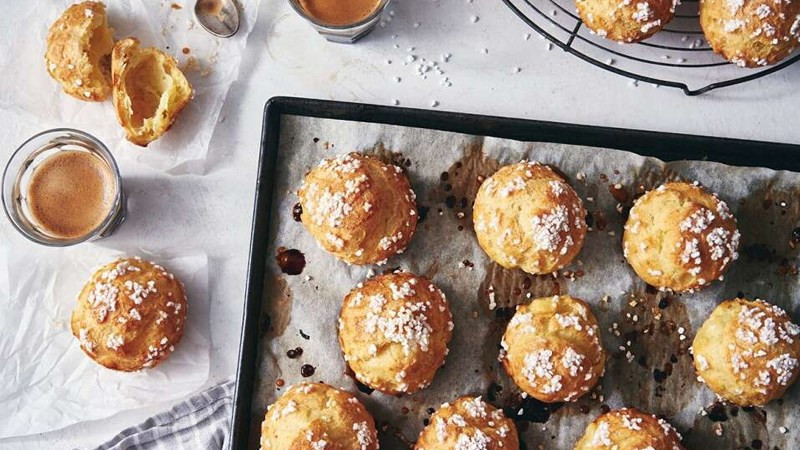 Bánh Chouquettes phủ hạt đường