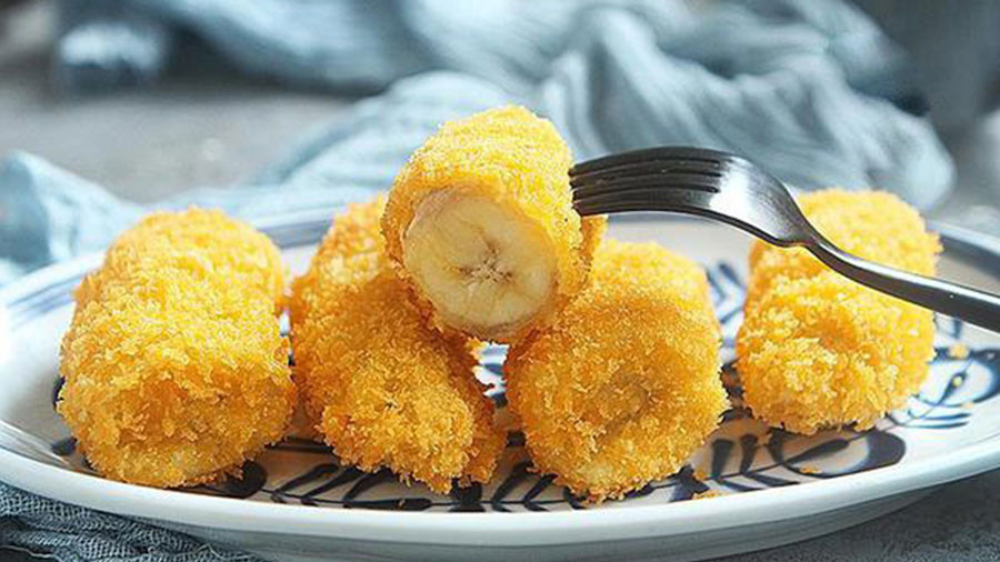 Bánh chuối chiên giòn rụm vàng ươm sau khi hoàn thành