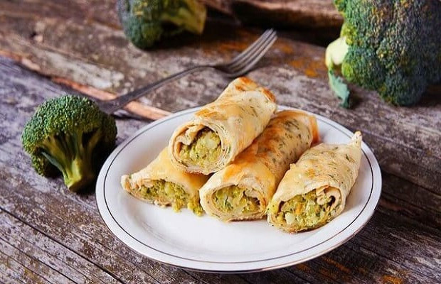 Bánh crepe mặn nhân thịt, trứng và rau củ tươi ngon
