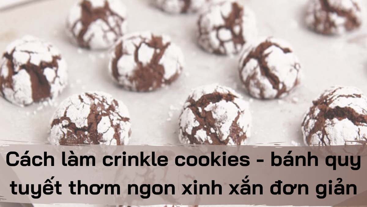 Bánh crinkle cookies sô cô la phủ đường bột trắng tinh với những vết nứt đặc trưng, thể hiện thành phẩm từ nguyên liệu làm bánh crinkle chất lượng