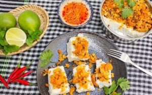 Bánh đúc mặn miền Tây được bày trí đẹp mắt cùng nhân và nước chấm