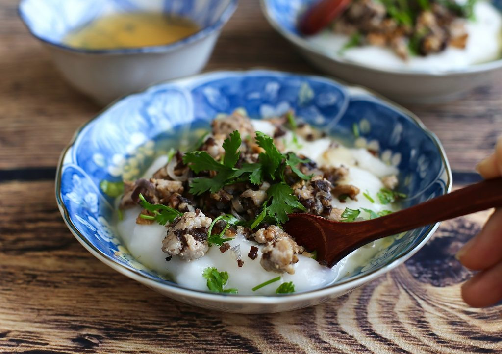 Bánh đúc nóng Hà Nội với thịt băm mộc nhĩ và nước chấm chua ngọt