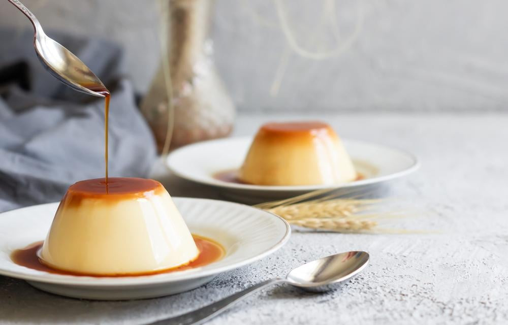 Bánh flan làm món ăn vặt có vị ngọt dịu, béo thanh kèm với độ mềm mịn dễ ăn