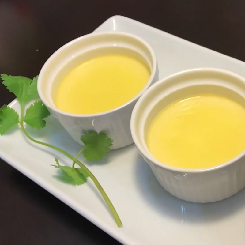 Bánh flan sau khi nướng chín vàng