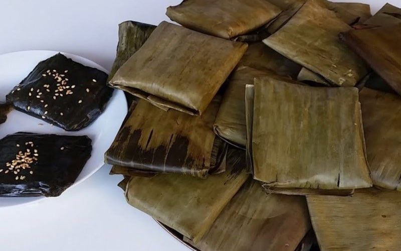 Bánh gai truyền thống với lớp vỏ đen bóng, chuẩn bị cho khâu gói