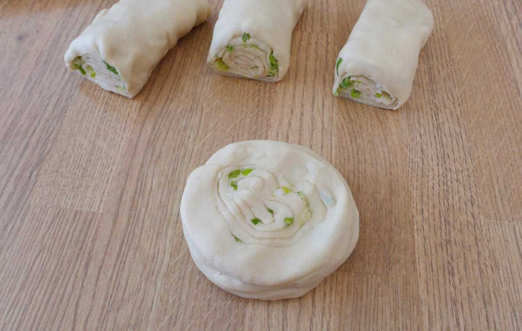 Bánh hành chiên Trung Quốc đã được tạo hình tròn sẵn sàng chiên