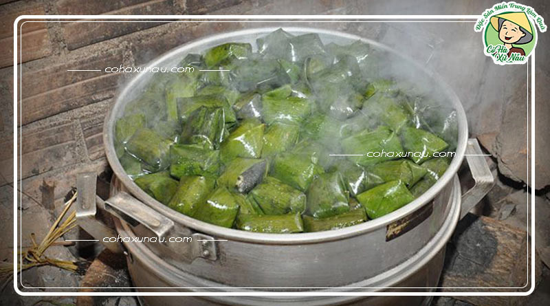 Bánh ít lá gai hấp chín thơm lừng