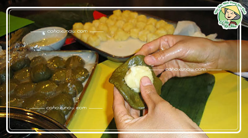 Bánh ít lá gai sau khi gói lá chuối sẵn sàng để hấp