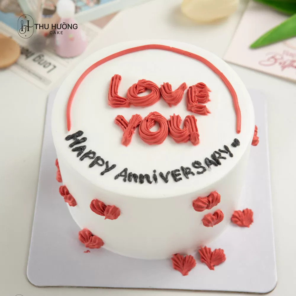 Bánh kem anniversary mini hình tròn, trang trí đơn giản với kem tươi và hạt ngọc
