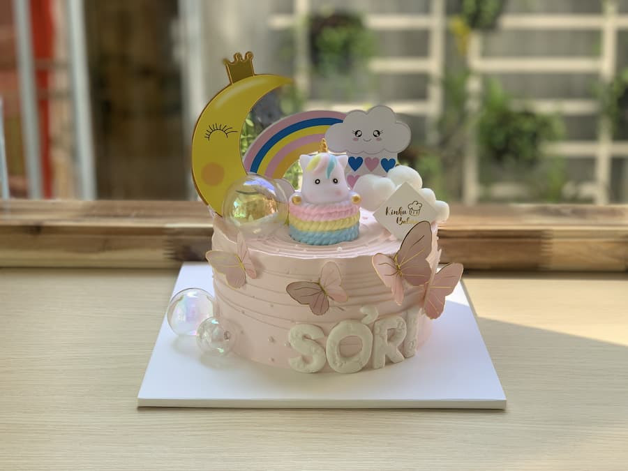 Bánh kem chủ đề hồng phấn cho bé gái