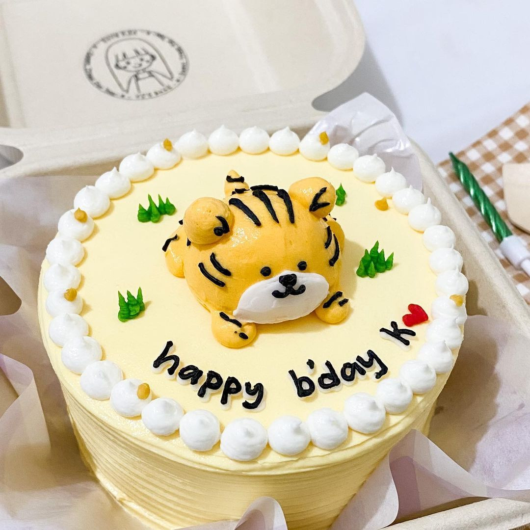 Bánh kem chú hổ vàng đáng yêu cho bé trai tuổi Dần