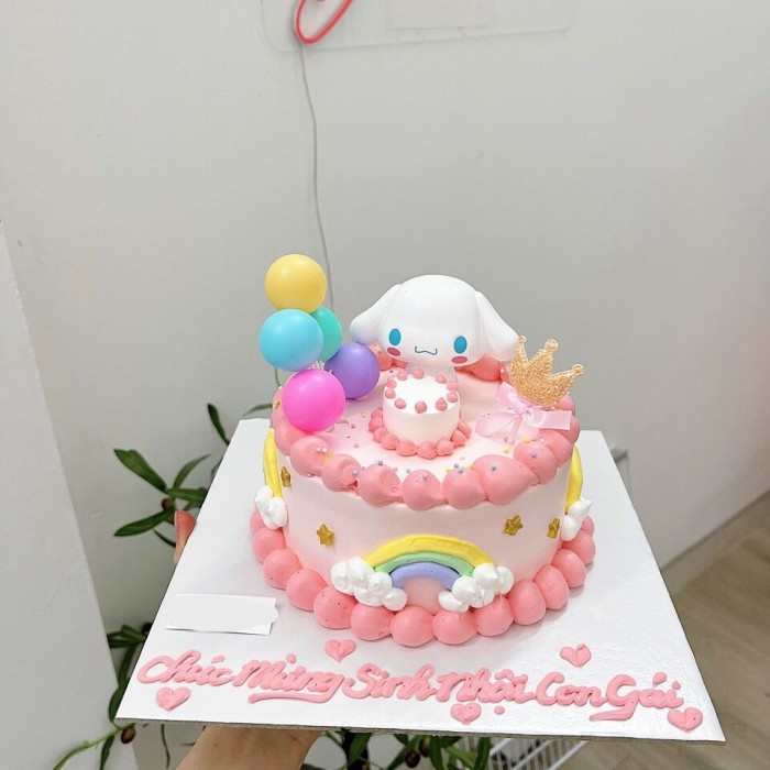 Bánh kem Cinnamoroll màu hồng pastel với trang trí phụ kiện đáng yêu