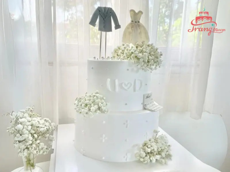 Bánh kem đám cưới hai tầng sang trọng với sắc trắng và điểm nhấn vàng