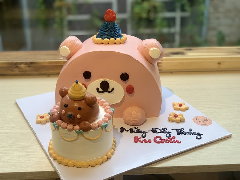 Bánh kem dễ thương cho bé gái với hình gấu hồng