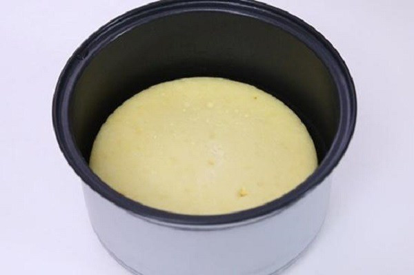 Bánh kem gato vàng óng vừa nướng xong, sẵn sàng cho công đoạn phủ kem