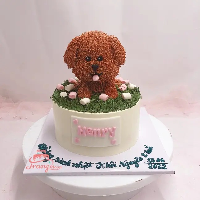 Bánh kem hình chú chó màu vàng dễ thương kết hợp cùng kẹo trang trí