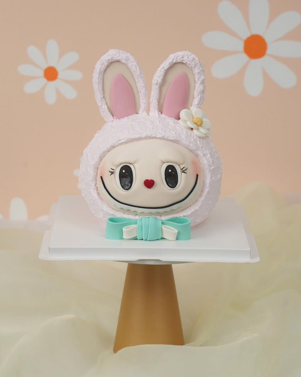 Bánh kem hình Labubu ngộ nghĩnh với gam màu pastel dịu nhẹ, phù hợp cho sinh nhật bé gái