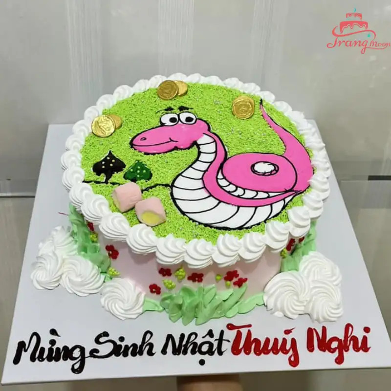 Bánh kem hình rắn tinh xảo với bối cảnh khu rừng xanh mát