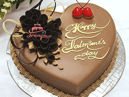 Bánh kem hình trái tim đơn giản, phủ socola và trang trí kẹo trái tim nhỏ.