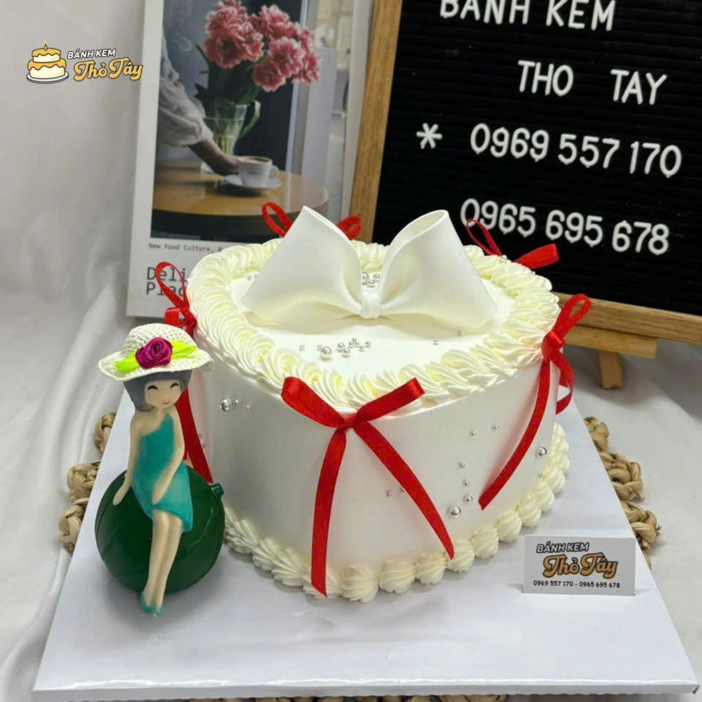 Bánh kem hình trái tim đơn giản, thanh lịch, trang trí tối giản