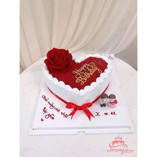 Bánh kem hình trái tim đơn giản trang trí hoa hồng trắng tinh khôi.