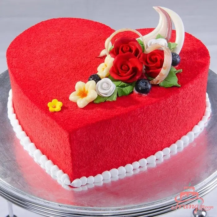 Bánh kem hình trái tim màu đỏ lãng mạn, là mẫu bánh kem tặng vợ đầy ý nghĩa.