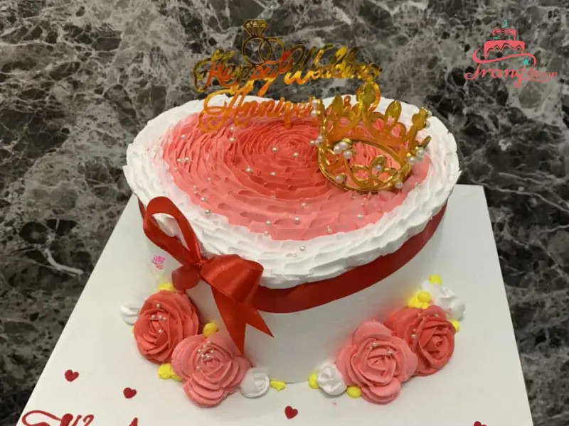 bánh kem kỷ niệm ngày cưới đẹp với chữ Love và hoa tươi