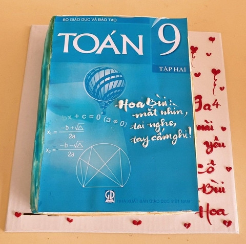 Bánh kem liên hoan cuối năm hình bìa sách toán lớp 9