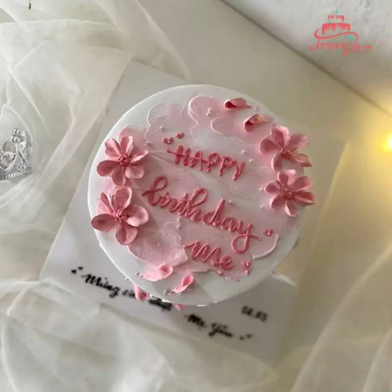 Bánh kem màu hồng đơn giản với chữ trang trí tinh tế