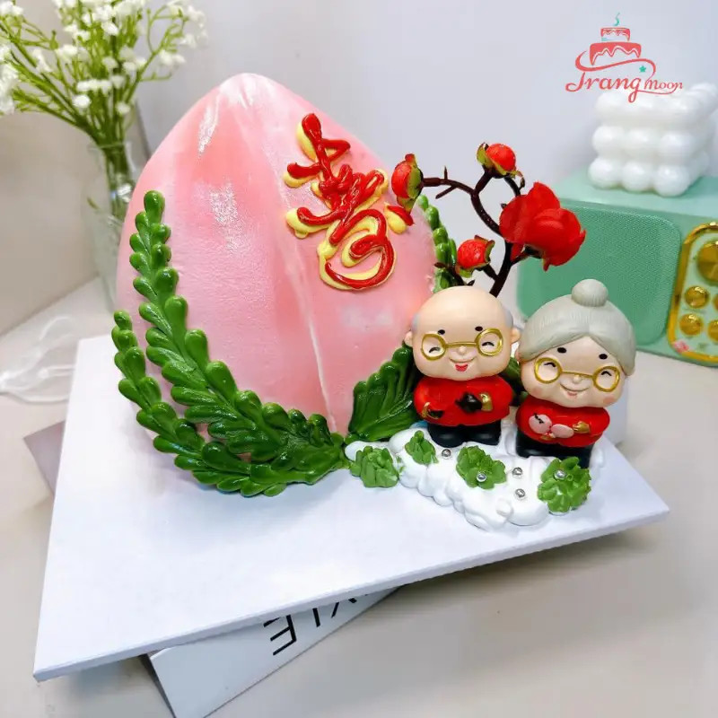 Bánh kem màu hồng sang trọng với trái cây và hoa tươi