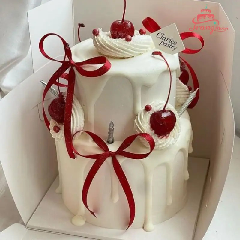 Bánh kem màu trắng hai tầng trang trí quả cherry