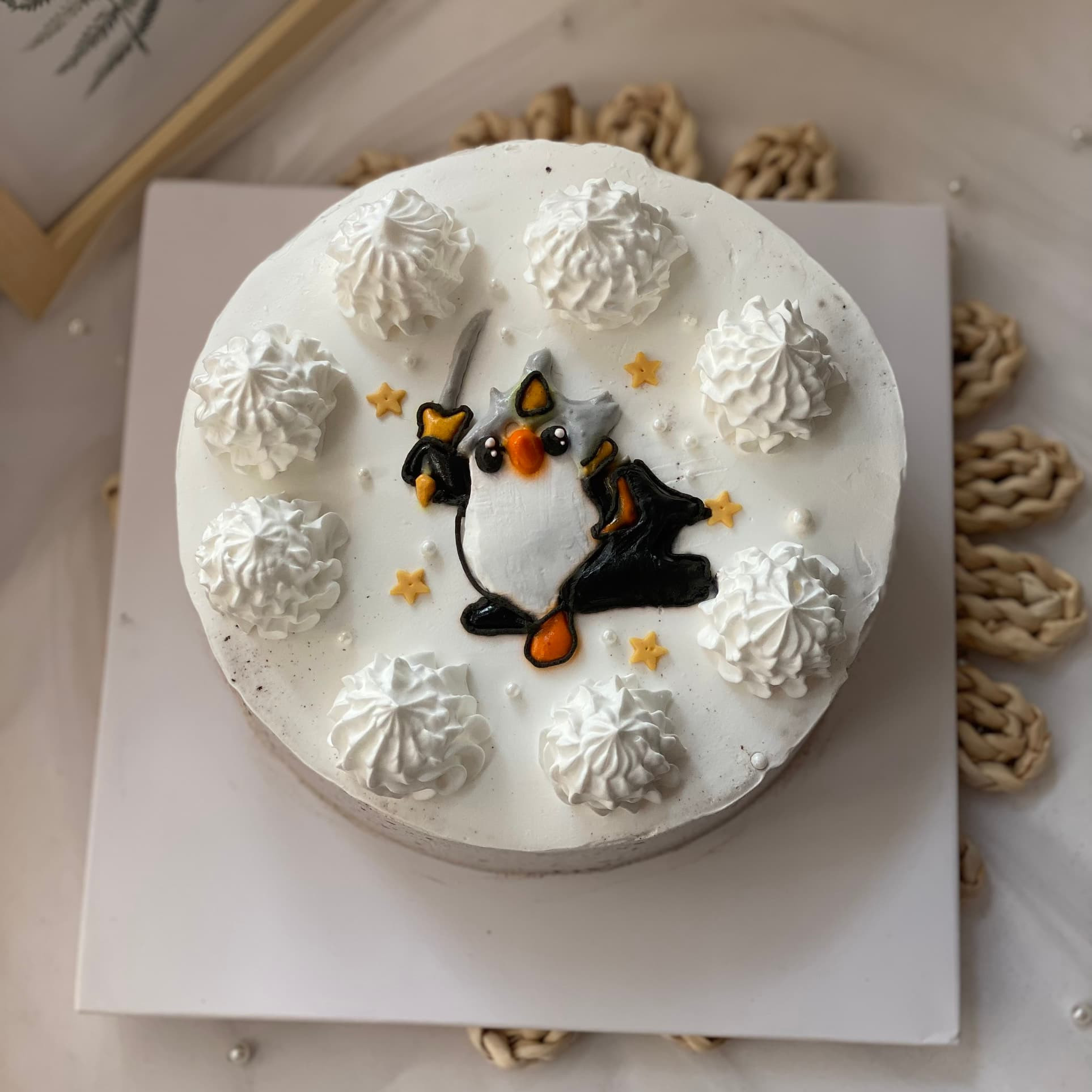 Bánh kem màu trắng ngộ nghĩnh đáng yêu