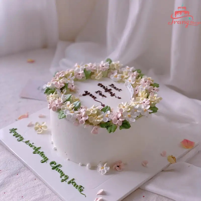 Bánh kem màu trắng trang trí hoa kem sang trọng